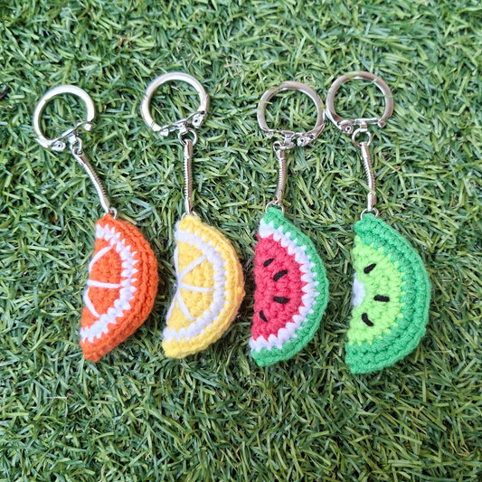 gehaakte fruitschijf sleutelhangers in vier varianten: watermeloen, kiwi, citroen en sinaasappel