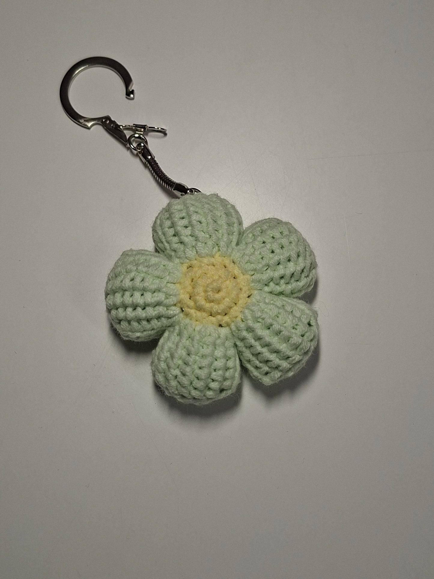 Bloemensleutelhanger gehaakt