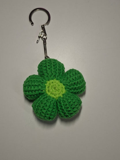 Bloemensleutelhanger gehaakt