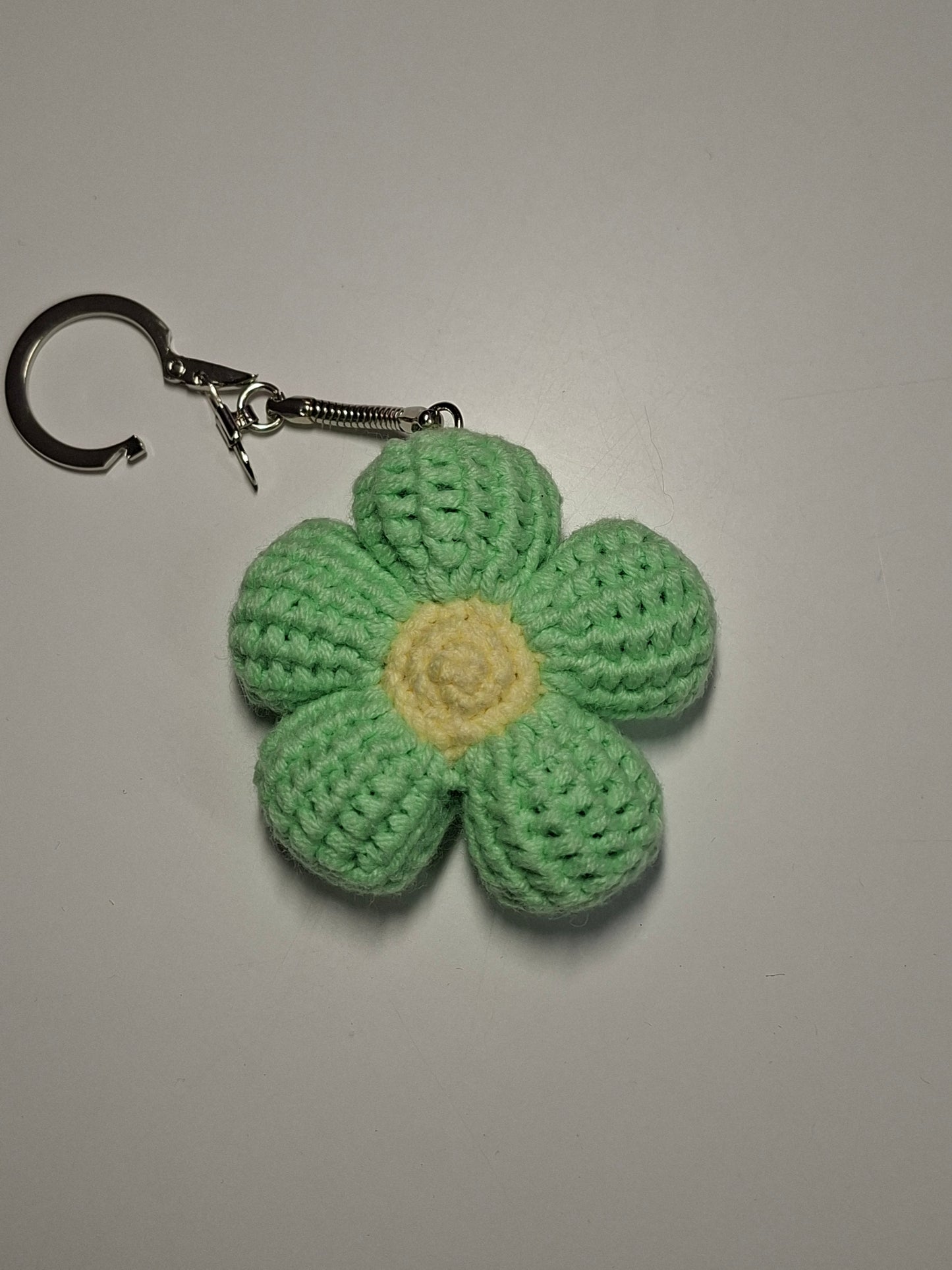 Bloemensleutelhanger gehaakt