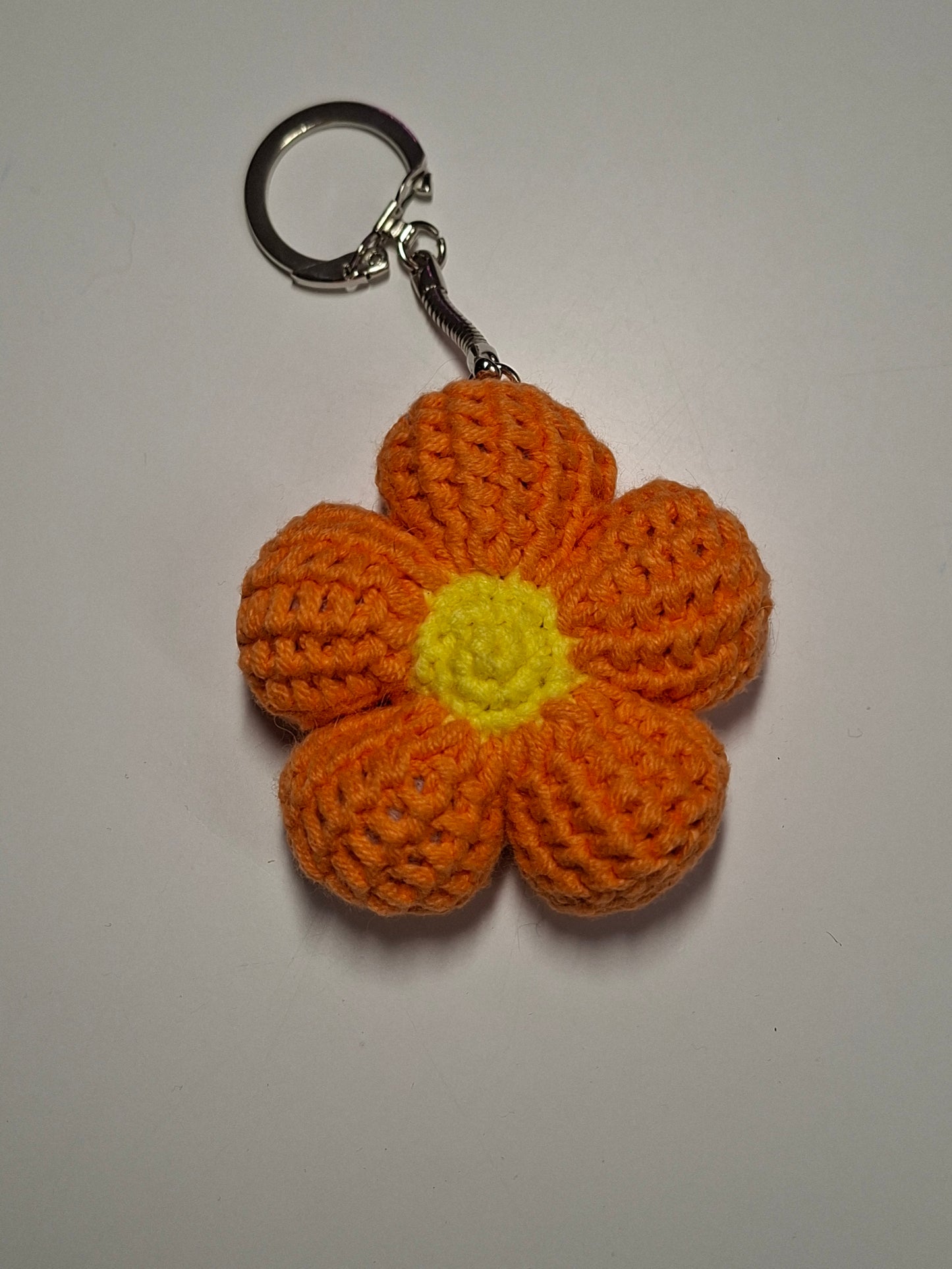 Bloemensleutelhanger gehaakt