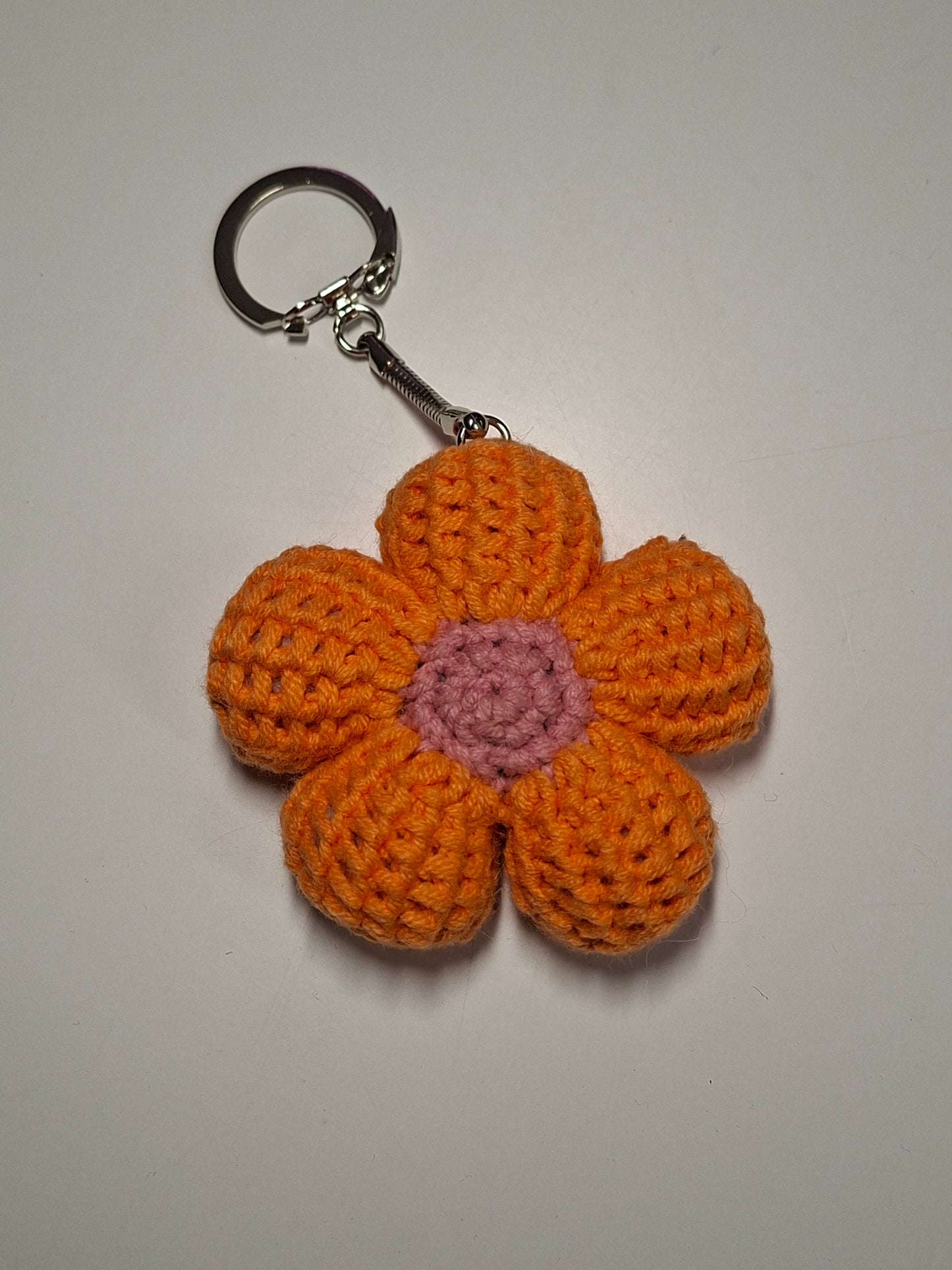 Bloemensleutelhanger gehaakt