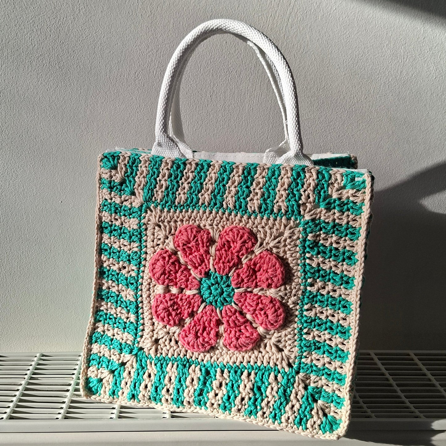 Gehaakte kleiner shopper met bloem in beige, groen en koraal