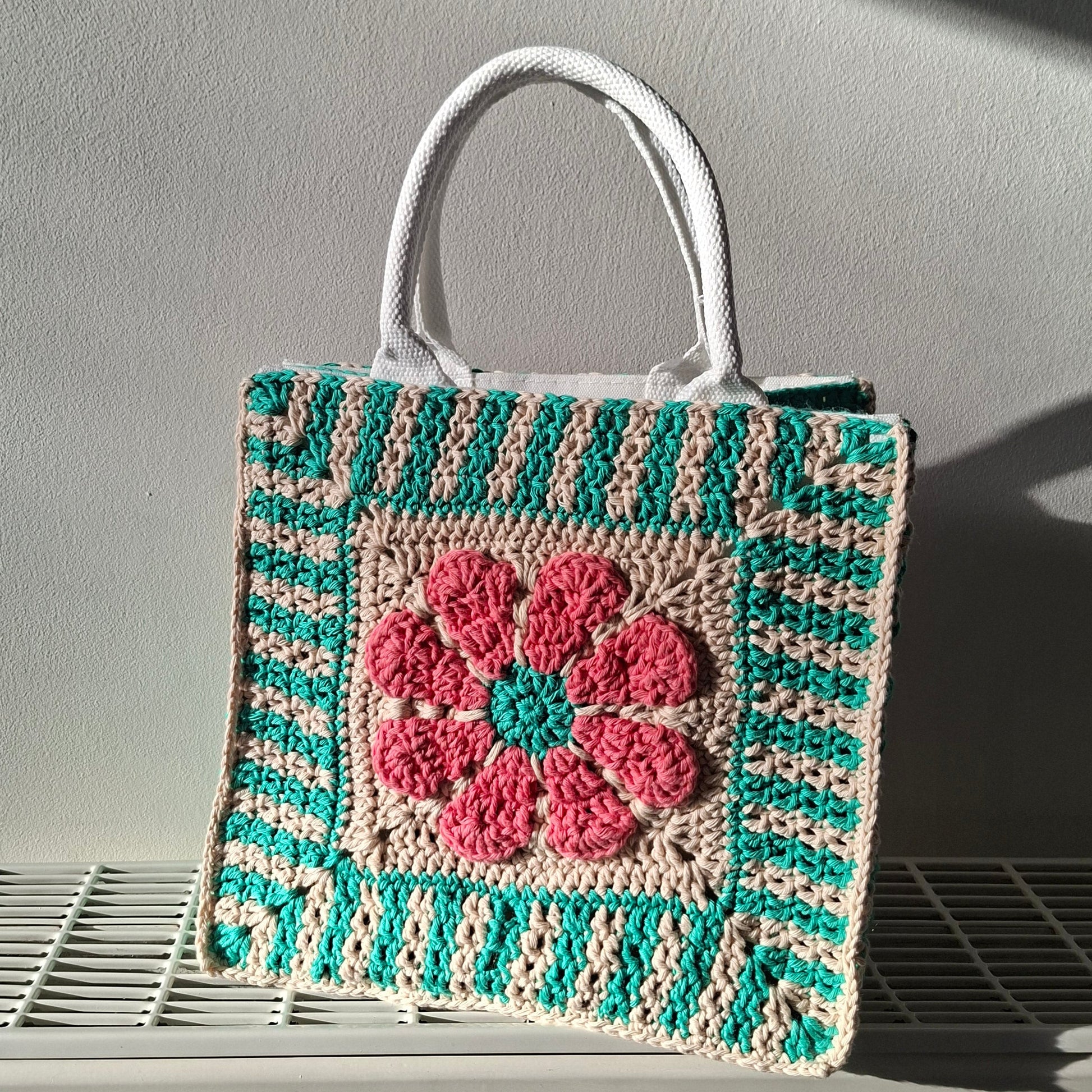 Gehaakte kleiner shopper met bloem in beige, groen en koraal