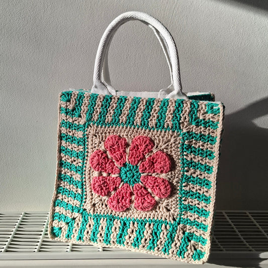 Gehaakte kleiner shopper met bloem in beige, groen en koraal