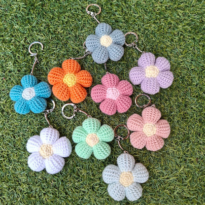 bloemensleutelhangers gehaakt in verschillende kleuren