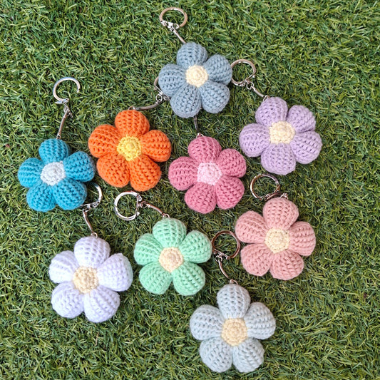 bloemensleutelhangers gehaakt in verschillende kleuren