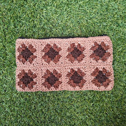 gehaakte etui bruin met granny squares en met rits