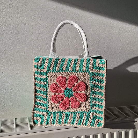 Gehaakte kleine shopper met bloem